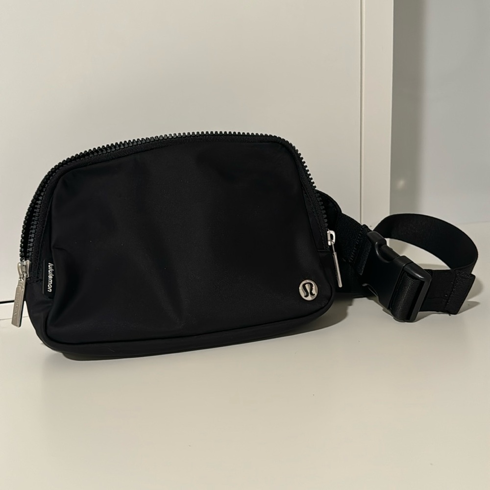 Lululemon Everywhere belt bag large